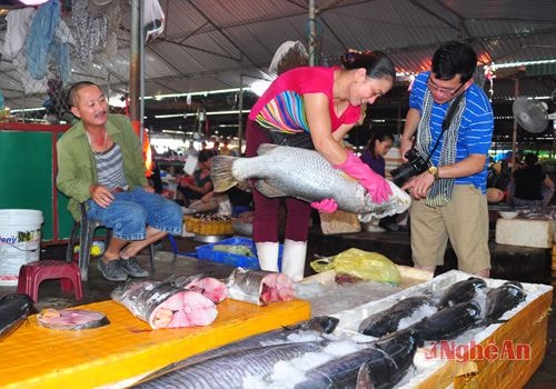 Chợ hải sản sôi động với nhiều tôm, cá, ghẹ (Thành Chung)