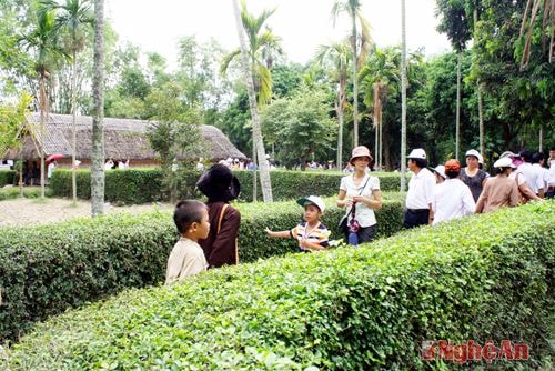 Du khách thăm quan quê ngoại Bác Hồ.Ảnh: Phan Toàn