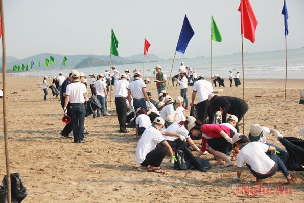 Ra quân thu gom rác thải tại bãi biển Cửa Lò.
