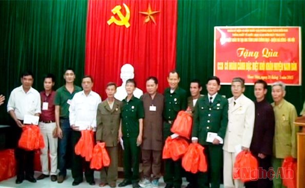 Đoàn tặng quà các CCB - cựu TNXP tại Nam Đàn.
