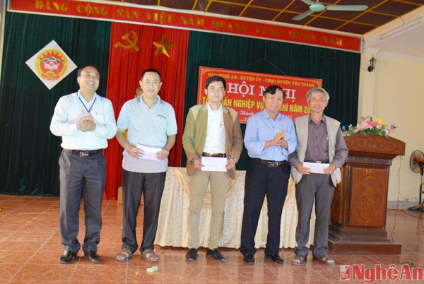Lãnh đạo Báo Nghệ An và huyện Yên Thành  tặng quà cho các cộng tác viên xuất sắc trong đợt tập huấn.