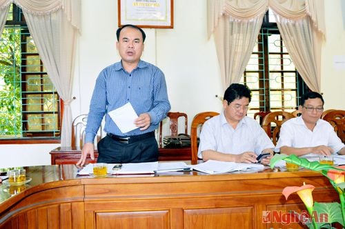 Đồng chí  Đặng Xuân Quang - Phó chủ tịch UBND huyện trao đổi về các mảng đề tài cần được đẩy mạnh tuyên truyền 
