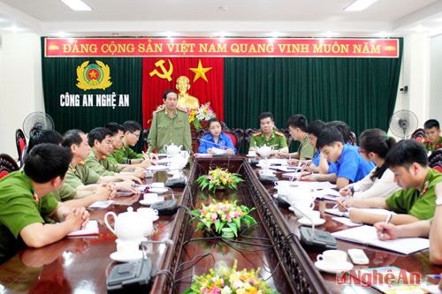 Dai ta Nguyen Tiến Dần - Phó giám đốc Công an tỉnh quán triệt nội dung họi nghị tại điểm cầu Nghệ An