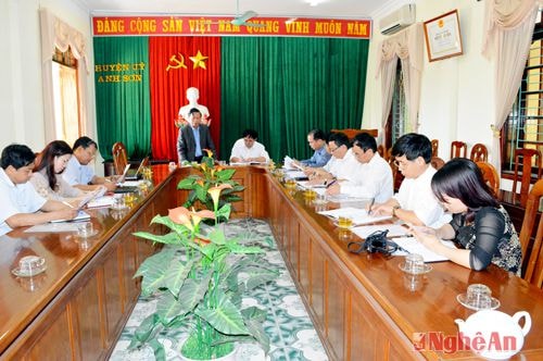 Đồng chí Lâm Văn Đoàn đánh giá công tác phối hợp tuyên truyền năm 2014 giữa huyện Anh Sơn và Báo Nghệ An