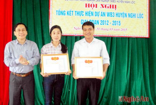 Đồng chí Nguyễn Thanh Hải PCT UBND huyện, Giám đốc dự an WB3 huyện  nghi lộc trao giấy khen ho tập thể và cá nhân có thành tích xuất sắc trong thực hiện dự án phát triển lâm nghiệp.