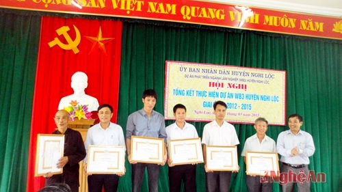Đồng chí Nguyễn Thanh Hải PCT UBND huyện, Giám đốc dự an WB3 huyện  nghi lộc trao giấy khen ho tập thể và cá nhân có thành tích xuất sắc trong thực hiện dự án phát triển lâm nghiệp.