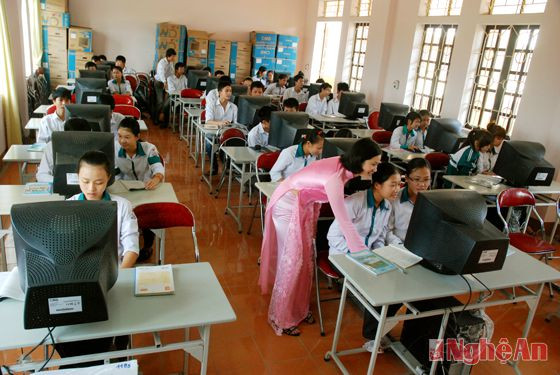 Giờ học trên máy vi tính ở Trường THPT Quỳnh Lưu 1. Ảnh: Trần Tố
