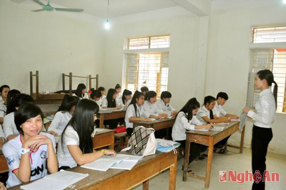 Giờ ôn tập của học sinh lớp 12B, Trường THPT Tương Dương 1.