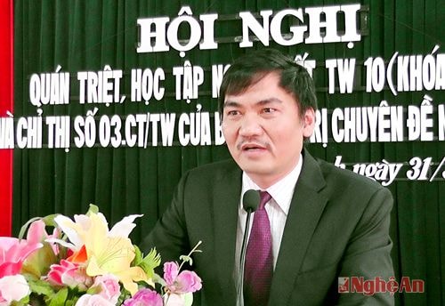 Ông Hoàng Nghĩa Hiếu bí thư huyện ủy phát biểu