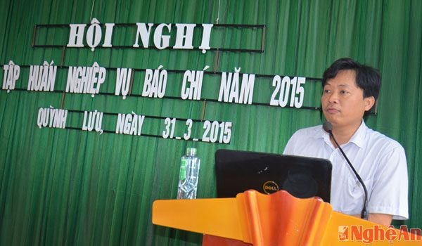 Đồng chí Ngô Đức Chuyên, Trưởng phòng điện tử, Báo Nghệ An tập huấn kiến thức về báo điện tử cho các học viên.