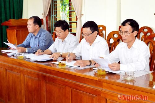 Đồng chí Lâm Văn Đoàn đánh giá công tác phối hợp tuyên truyền năm 2014 giữa huyện Anh Sơn và Báo Nghệ AnĐại diện lãnh đạo UBND huyện, Ban Tuyên giáo huyện ủy tham gia buổi làm việc