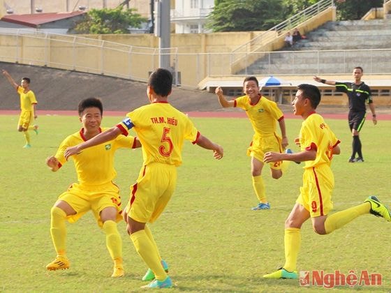Niềm vui ghi bàn của các cầu thủ U15 SLNA trong trận gặp  U15 Thừa Thiên Huế.