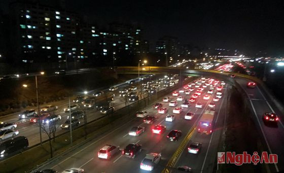 Giao thông về đêm ở Hàn Quốc (ảnh Thùy Vinh)