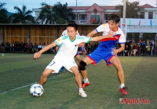 Pha tranh bóng trong trân FC 57 Hùng Lĩnh