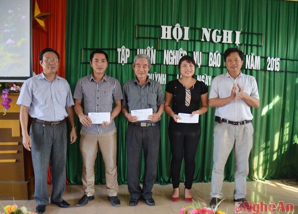 Đại diện Báo Nghệ An và Ban tuyên giáo huyện ủy Quỳnh Lưu trao thưởng cho các cộng tác viên xuất sắc.
