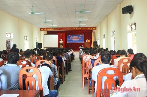 Đông đảo học sinh, phụ huynh và giáo viên đến tham dự lễ trao học bổng
