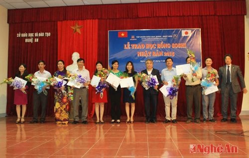Đại diện các trường lên nhận học bổng cho các học sinh