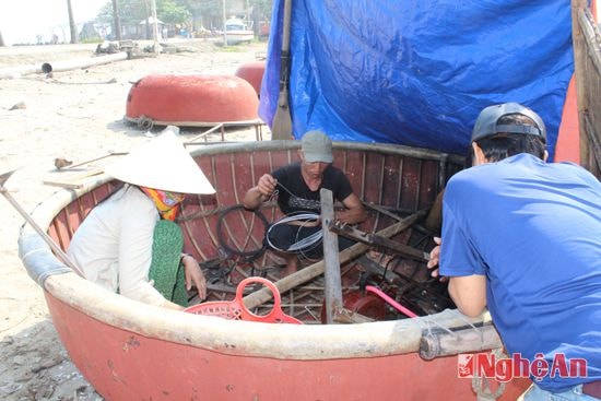 Các ngư dân kiểm tra lại thuyền mủng, sẵn sàng chở khách du lịch câu mực đêm