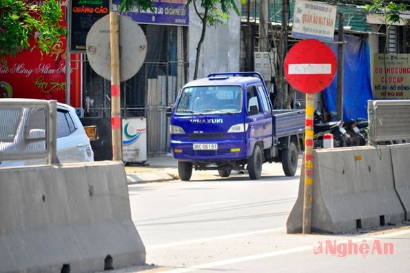 Biển báo tự chế bằng tre, gỗ ở dải phân cách do người dân tháo dỡ trên đoạn đường qua xã Diễn Hồng (Diễn Châu).