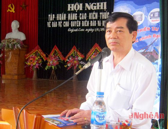 Thạc sỹ Bùi Đình Sâm - Phó trưởng ban tuyên giáo tỉnh ủy thông tin cho ngư dân tình hình biển đảo Việt nam trong thời gian qua