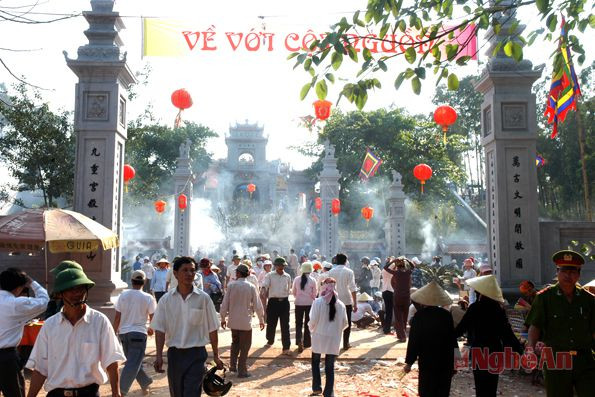Nhân dân và du khách đến với Lễ hội Đền Cuông (Diễn Châu). 