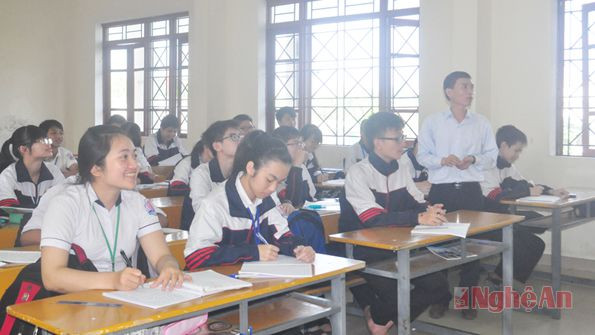 Một buổi ôn tập của học sinh lớp 12,  Trường THPT chuyên (Đại học Vinh).