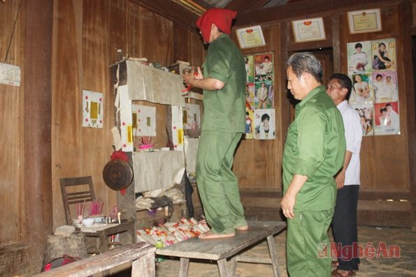 Lễ cúng cơm của người Mông.