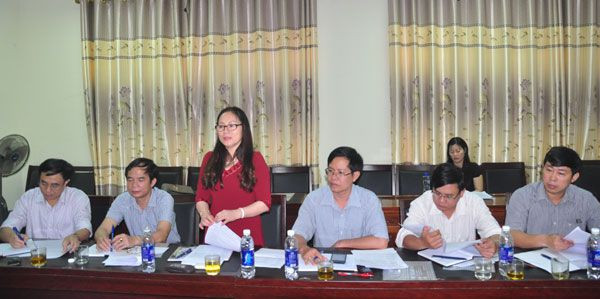 Đồng chí Vũ Thị Thảo-Phó Chủ tịch UBND TX Hoàng Mai nêu các vấn đề cần tuyên truyền của địa phương
