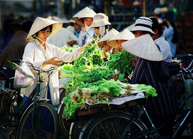 Những người phụ nữ lao động đang mua bán rau cải trong tác phẩm 