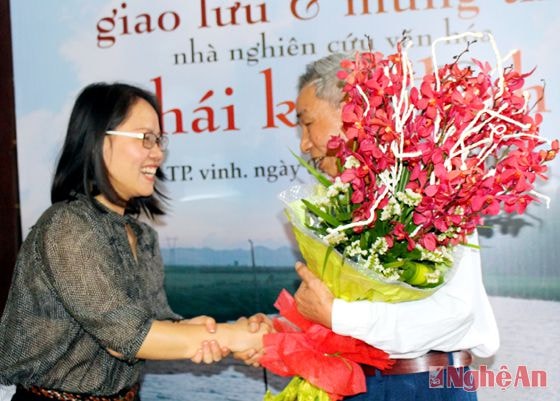 Đại diện Báo Nghệ An tặng hoa chúc mừng nhà nghiên cứu văn hóa Thái Kim Đỉnh