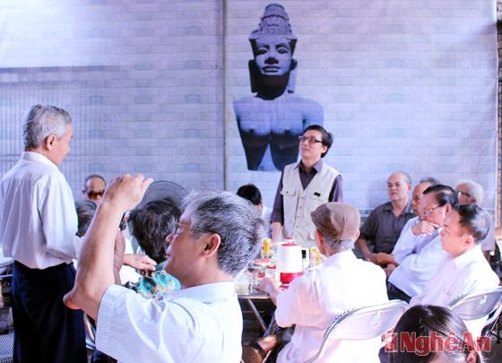 Nhà thơ Nguyễn Văn Hùng chia sẻ cảm xúc tại buổi giao lưu