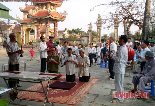 Hội người cao tuổi xã Xuân Thành đang tập phần dâng hương phục vụ lễ hội.