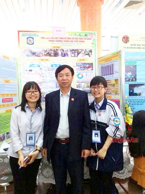 Phạm Thị Thanh Huyền (phải) và Phan Phương Trầm tại TP Bắc Ninh trong những ngày diễn ra VCK cuộc thi  KHKT quốc gia dành cho học sinh trung học (2)