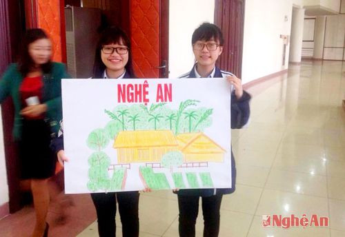Phạm Thị Thanh Huyền (phải) và Phan Phương Trầm tại TP. Bắc Ninh trong những ngày diễn ra vòng chung kết Cuộc thi  Khoa học kỹ thuật quốc gia.