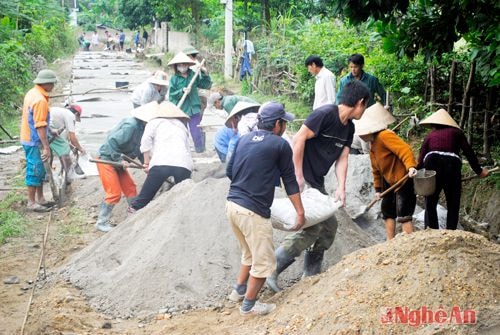 Làm đường giao thông ở bản Mường Ham, xã Châu Cường.