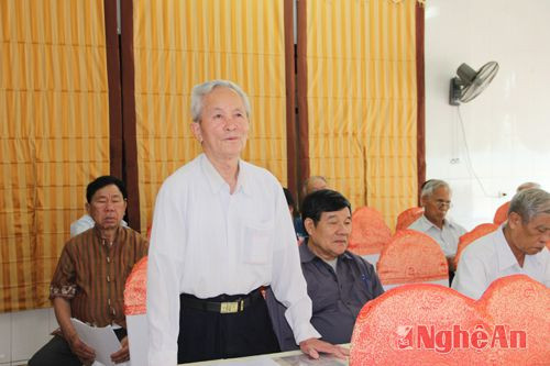 Bác Phạm Văn Sự - Chủ tịch Hội Người Cao tuổi huyện Yên Thành phát biểu tham luận.