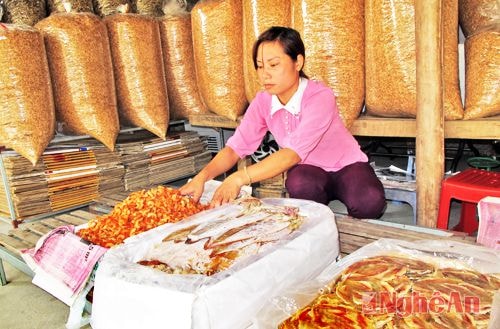 Chị Mai Thị Nga, phường Nghi Thủy, đóng gói tôm nõn, cá chỉ vàng, cá bò, mực khô, tép khô – những đặc sản thơm ngon của Cửa Lò.