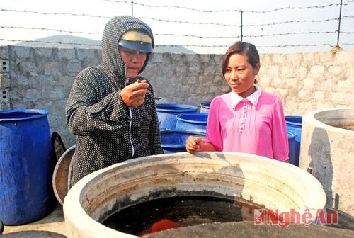 Giới thiệu cho khách thử nước mắm gia đình làm theo phương pháp cổ truyền.