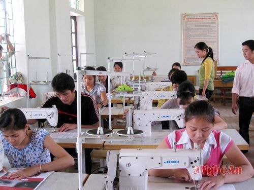 Lớp học may ở Trường Trung cấp nghề dân tộc nội trú Con Cuông.