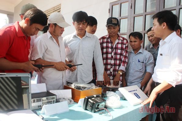 Các chủ tàu tham quan một số thiết bị máy móc như bộ đàm, máy dò ngang, định vị… trang bị cần thiết trên các tàu cá.