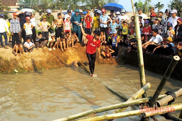 Thi đi cầu kiêu giữa các xóm với nhau.