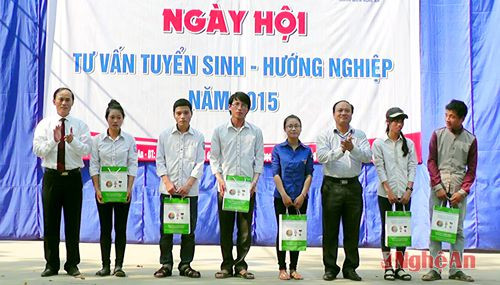 Trao quà cho các học sinh có thành tích cao trong học tập