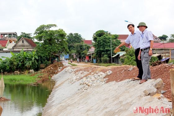 Lãnh đạo Phòng Đô thị Thái Hòa (bên phải) trao đổi với PV Báo Nghệ An về việc thực hiện một số dự án theo tinh thần Nghị quyết Trung ương 4 của BTV Thị ủy