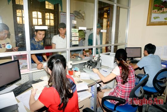 Thu phí đường bộ tại Trung tâm Đăng kiểm xe cơ giới Nghệ An. Ảnh: Sỹ Minh