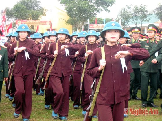 Lực lượng Dân quân tự vệ (BCH Quân sự TP. Vinh) duyệt đội ngũ.