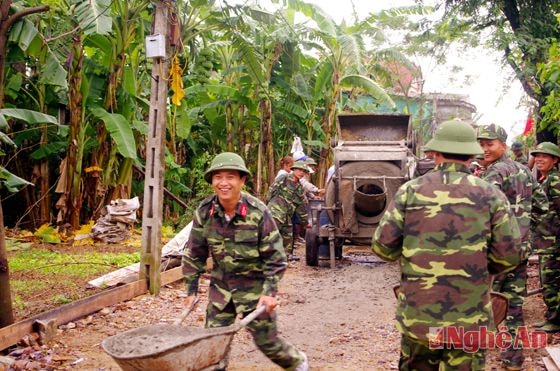 Chiến sỹ tham gia xây dựng nông thôn mới.