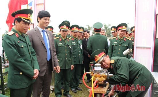 Các đại biểu tham quan mô hình học cụ, sáng kiến của BCH Quân sự thành phố Vinh
