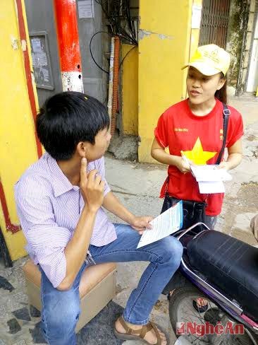 Nguyễn Thị Phương đi vận động hiến máu nhân đạo.