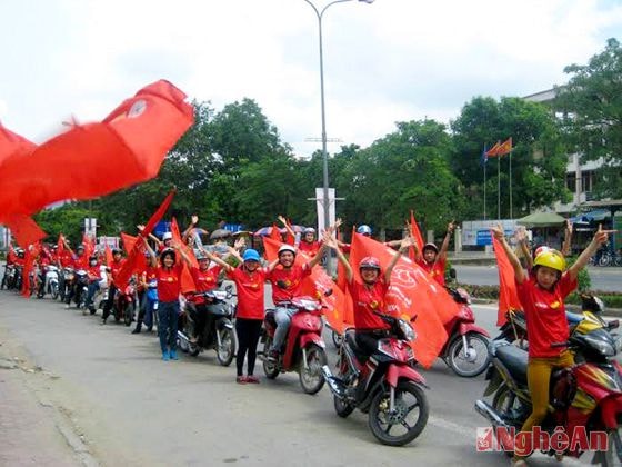 Phương và các bạn trong câu lạc bộ đang vận động và tham gia hoạt  động hiến máu nhân đạo