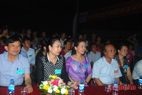 Đại biểu tham dự lễ hội đêm khai mạc đền Cuông 2015